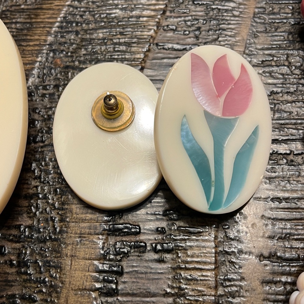 Lee Sands Tulip Necklace & Earring Set - Picture 3 of 9